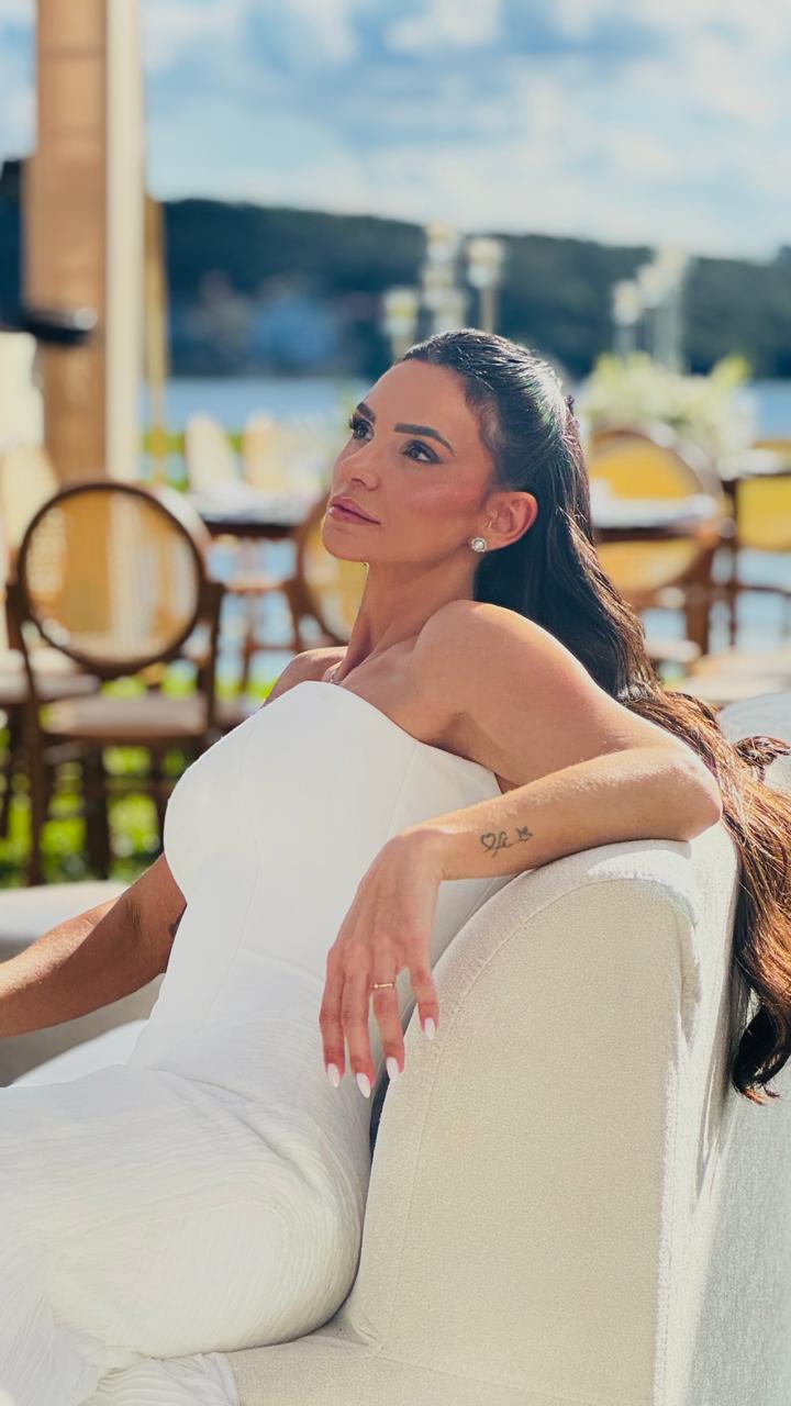 Noiva em ensaio com vestido tomara que caia, recostada em um sofá ao ar livre