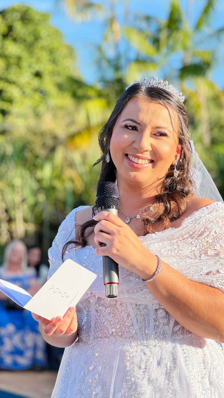 Noiva emocionada lendo palavras ao microfone