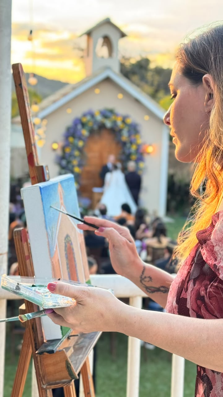 Artista pintando a cerimônia ao vivo diante da capela